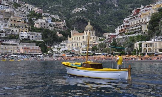 Alquile una consola central de 27 pies para hacer turismo por la costa de Amalfi en Praiano, Campania