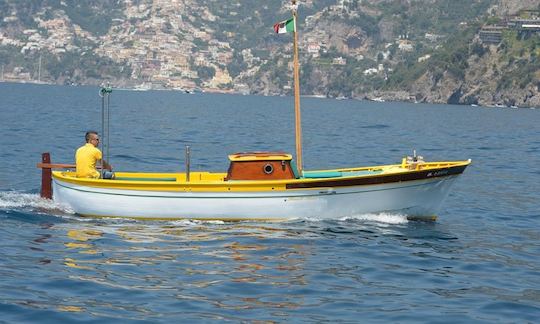 Alquile una consola central de 27 pies para hacer turismo por la costa de Amalfi en Praiano, Campania