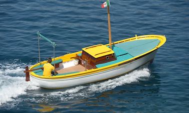 Alquile una consola central de 27 pies para hacer turismo por la costa de Amalfi en Praiano, Campania