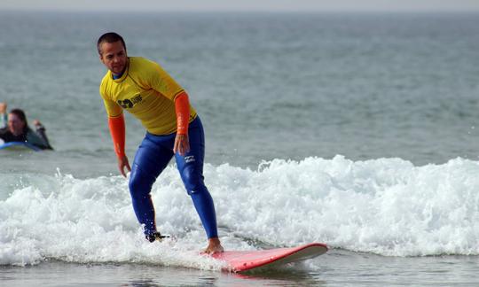 Disfruta de clases de surf en Lisboa