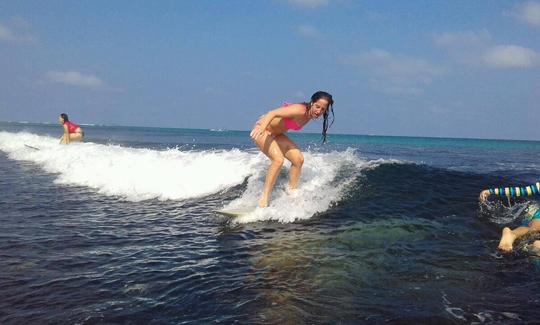 Aulas de surf e aluguel de barcos de surf em Momi, Fiji