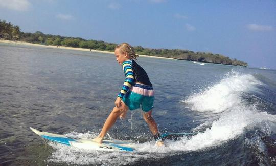 Aulas de surf e aluguel de barcos de surf em Momi, Fiji