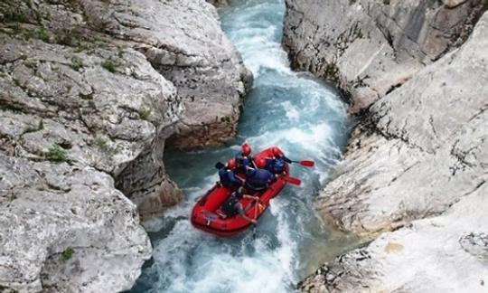 Participez aux excursions en rafting pour les amateurs de sensations fortes à Bovec, en Slovénie