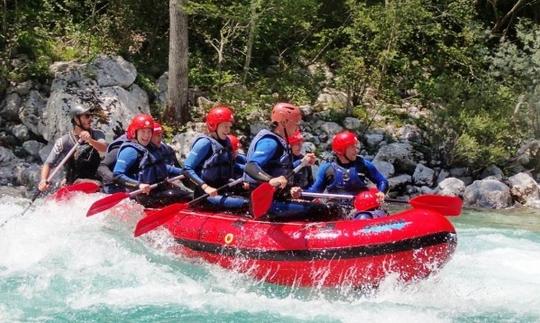 Participez aux excursions en rafting pour les amateurs de sensations fortes à Bovec, en Slovénie