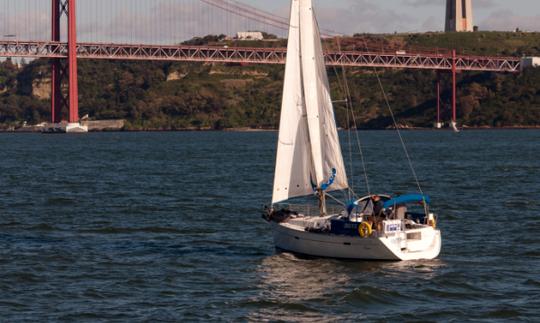 Passeios de barco exclusivos diários em Lisboa a bordo de um veleiro para 10 pessoas