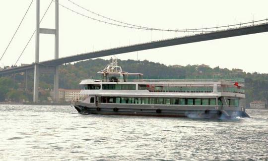 Desfrute de uma experiência de barco de festa em Istambul, Turquia