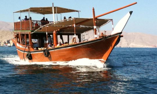 Crucero en un barco de madera en Al Khasab