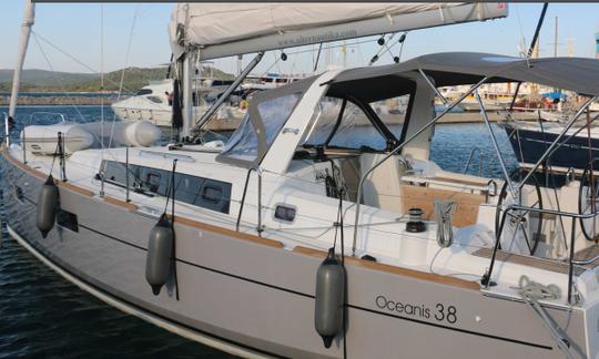 Charter 38' Oceanis Cruising Monohull em Jezera, Croácia