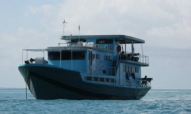 Profitez d'une croisière de surf sur l'île de West Banyak, en Indonésie