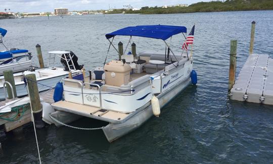 Stereo, huge Bimini.