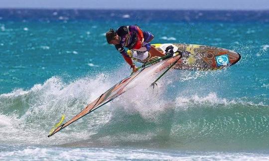 Aulas completas de windsurf e aluguel em Campobello di Mazara, Sicília