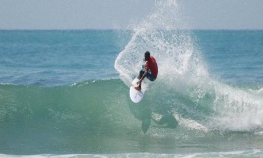 Aulas profissionais de surf e aluguel em Campobello di Mazara, Sicilia