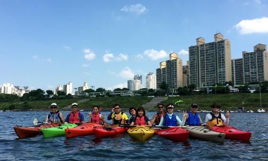 Disfrute del alquiler y la lección de kayak en Seúl, Corea del Sur