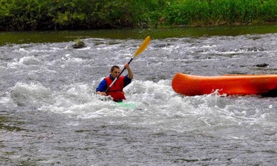 Passeios de canoa em Saint-Ursanne, Suíça