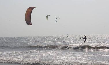 Aulas de kitesurf com um ótimo instrutor em Morjim, Goa