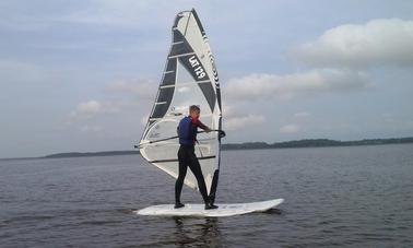 Desfrute de aulas de windsurf em Burtnieki, Letônia