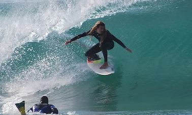 Disfruta de clases de surf y alquileres en Lourinhã, Lisboa