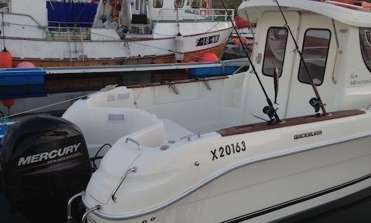 Aproveite a pesca em Finnmark, Noruega, na cabine Quicksilver 640 Pilothouse Cuddy de 21 pés