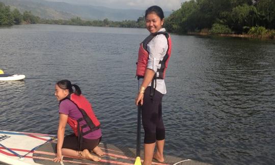 Desfrute de aulas e passeios de stand up paddleboarding em Kampo, Combodia