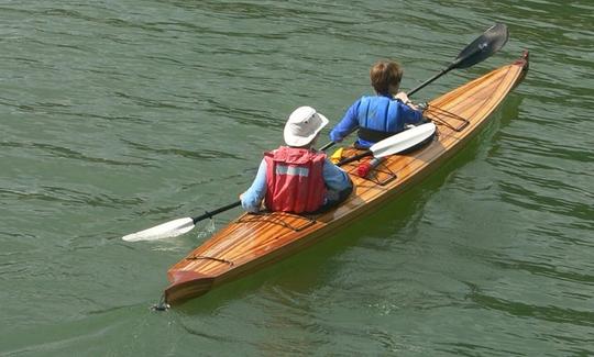 Recorrido en canoa por el río en Nueva Aquitania, Francia