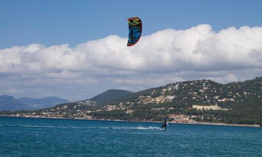 Disfruta de clases de kitesurf en Carqueiranne, Francia