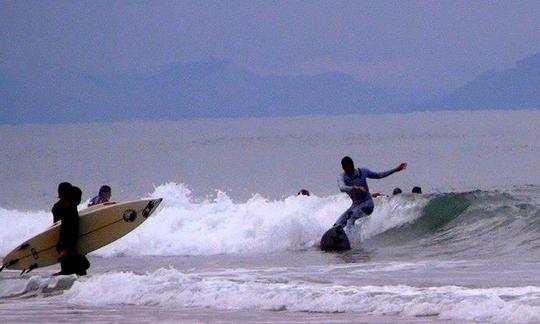 Disfruta de clases de surf en Burdeos, Francia.