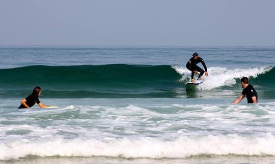 Disfruta de clases de surf en Burdeos, Francia.