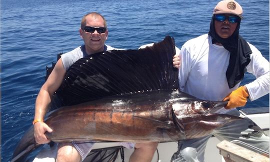 Location de pêche à Playa Flamingo sur le yacht Chris Craft de 37 pieds