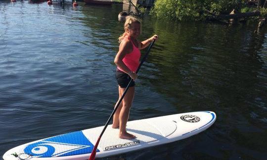 École de stand up paddleboard sur la plage de Consolação, Peniche