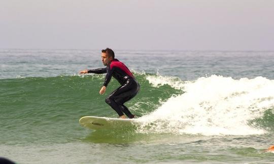 Disfruta de clases de surf y alquileres en Cascais, Lisboa