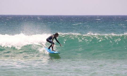 Disfruta de clases de surf y alquileres en Cascais, Lisboa