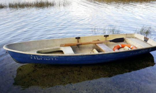 Location de bateaux en plastique à Palūšė, Lituanie