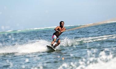 Desfrute de wakeboard em Jatiasih, Indonésia