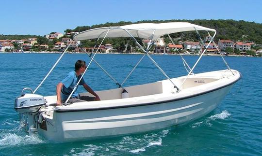 Dia emocionante de navegação em Cavtat, Croácia, com este bote