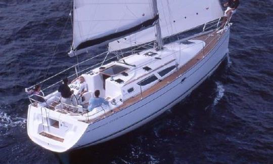 Monocasco de crucero Charter 35' Sun Odyssey 35 en Punta Ala, Italia