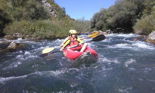 Safari de canoa de rafting no rio Cetina em Srijane, Split