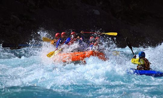 Expédition de rafting en eau vive à Skookumchuck Creek, en Colombie-Britannique