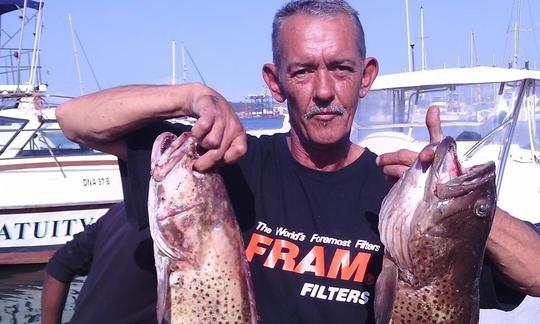 Barco espaçoso para passeios de pesca saindo de Durban, África do Sul