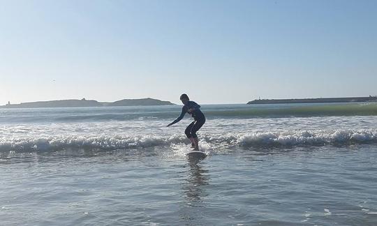 Aulas divertidas de surfe em Essaouira, Marrocos