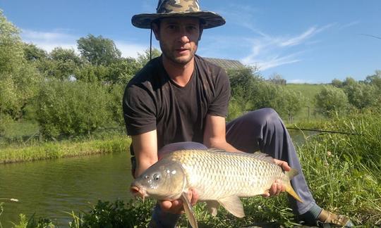 Viaje de pesca con mosca en el río Mures en Toplita, Rumania