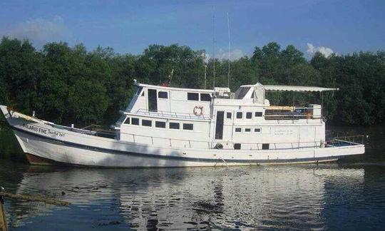 Un bateau de pêche va à la banque birmane