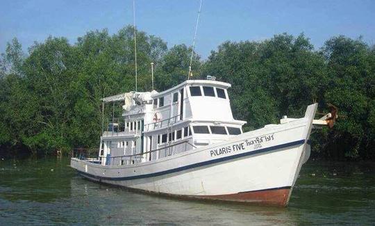 Un bateau de pêche va à la banque birmane