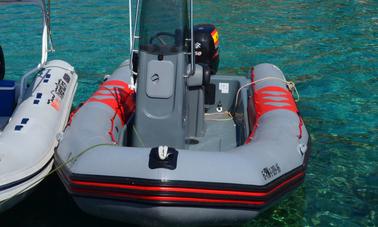 Bote inflable Zodiac Pro para 12 personas en Cala Sant Vicenç, España