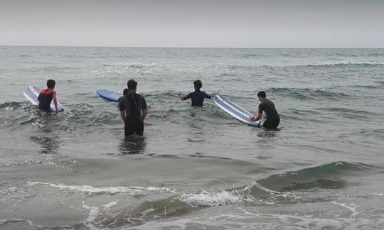 Aulas de surfe na Toscana, Itália