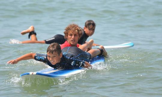 Aulas de surfe na Toscana, Itália