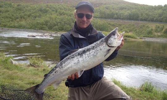 Aproveite a pesca com mosca em Inari, Finlândia