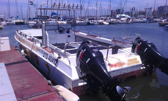 Barco espaçoso para passeios de pesca saindo de Durban, África do Sul