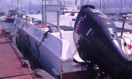 Barco espaçoso para passeios de pesca saindo de Durban, África do Sul