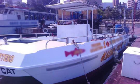 Barco espaçoso para passeios de pesca saindo de Durban, África do Sul