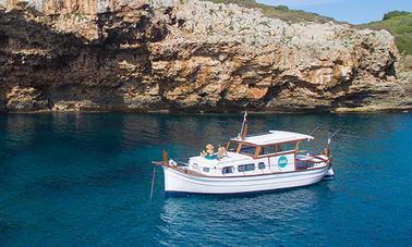 Alquile un barco tradicional Binifabini Menorquin de 34 pies, España